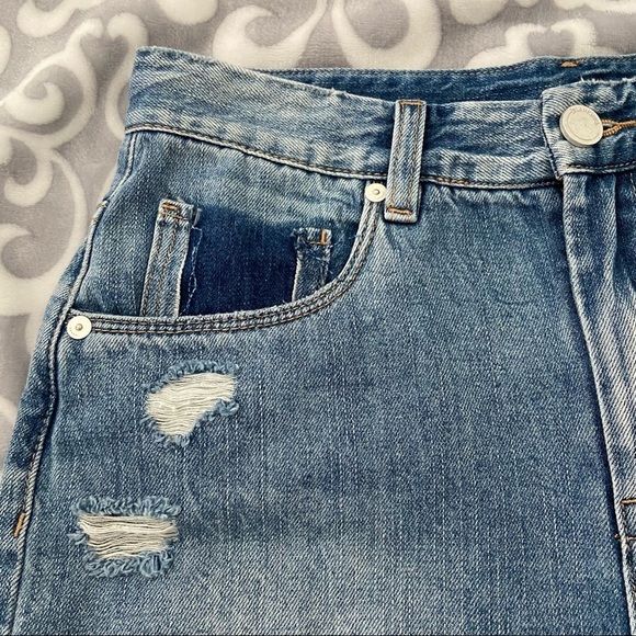 Blank NYC Loose Fit cuffed hems Distressed Denim Women's Shorts - Size 26 - Picture 5 of 8